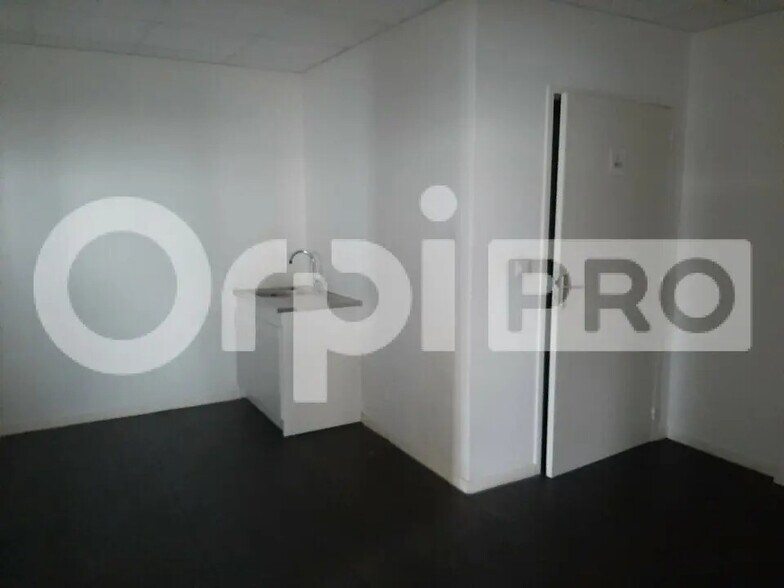 Office in Talence for lease - Interior Photo - Image 3 of 4