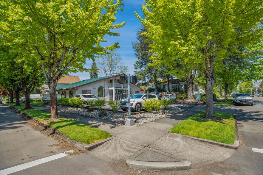 1904 Elm St, Forest Grove, OR for sale - Interior Photo - Image 3 of 12