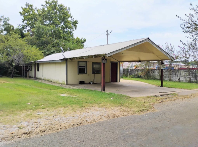 302 E 11th St, Mount Pleasant, TX for sale - Building Photo - Image 3 of 5