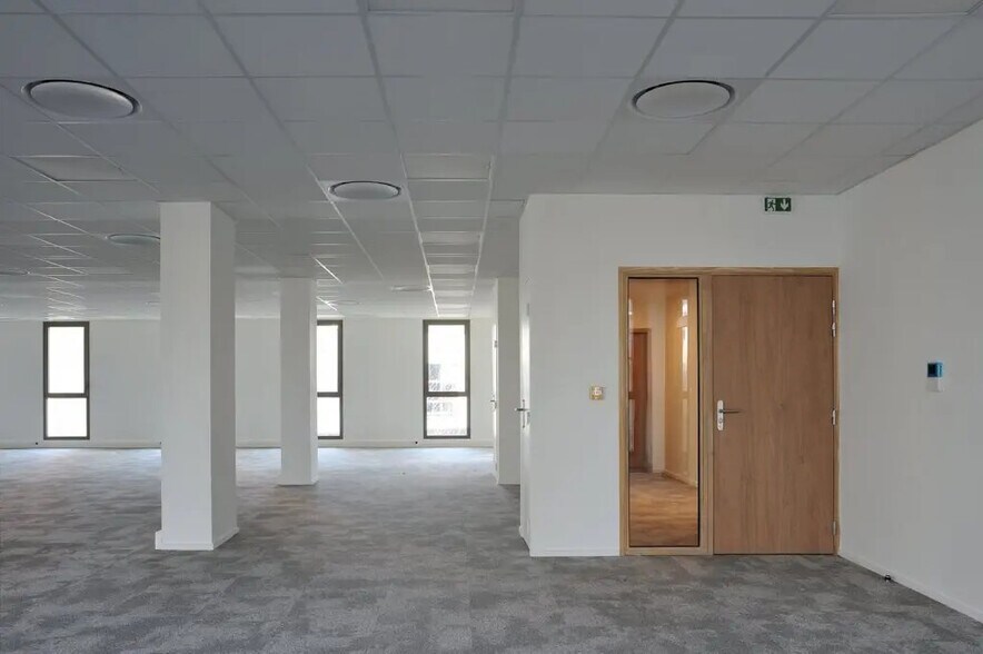 Office in for lease - Building Photo - Image 2 of 14