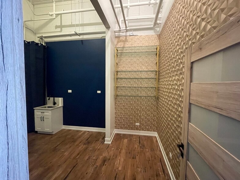 33 E Irving Park Rd, Roselle, IL for lease - Building Photo - Image 2 of 25