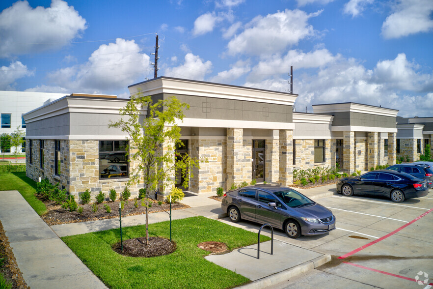 830 Julie Rivers Dr, Sugar Land, TX for lease - Primary Photo - Image 1 of 14