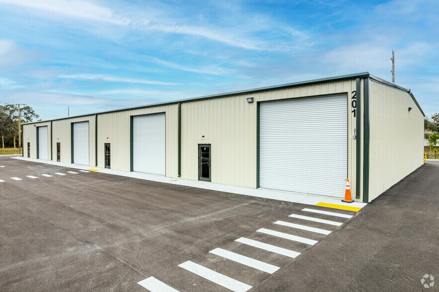 201 Wallace Ave, Lehigh Acres, FL for sale - Primary Photo - Image 1 of 1