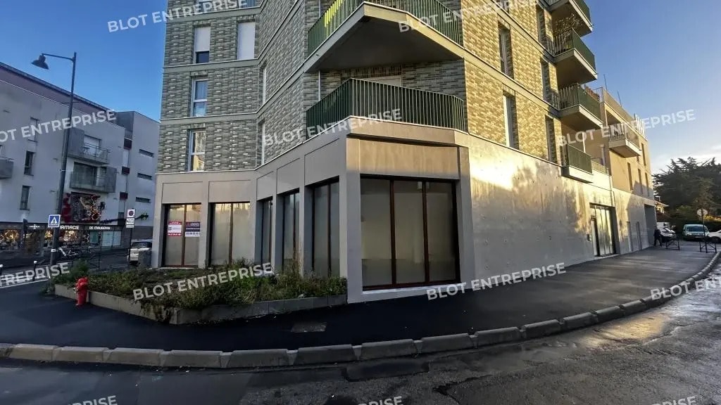 Retail in Rennes for lease Building Photo- Image 1 of 7