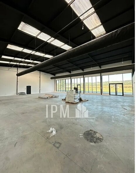 Industrial in Lançon-Provence for sale - Interior Photo - Image 3 of 3