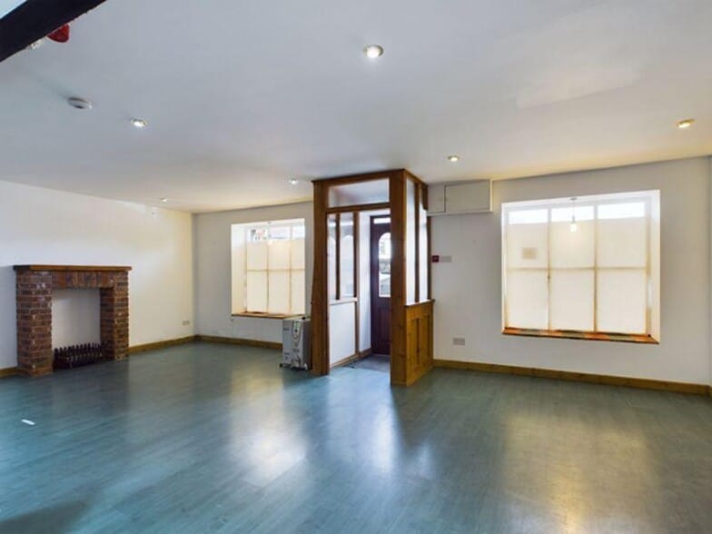 3-4 Grist Sq, Carmarthen for sale - Interior Photo - Image 2 of 25