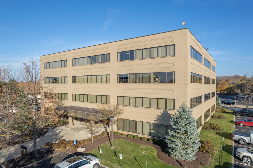 7251 Engle Rd, Middleburg Heights, OH for lease - Building Photo - Image 1 of 8