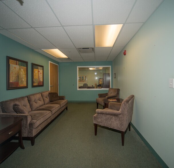 3S517 Winfield Rd, Warrenville, IL for lease - Interior Photo - Image 2 of 10