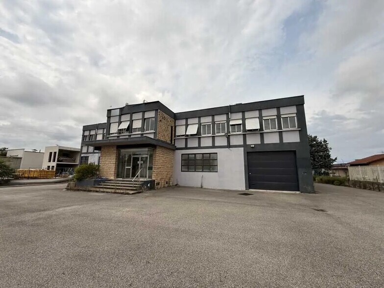 Flex in Décines-Charpieu for lease - Building Photo - Image 3 of 16