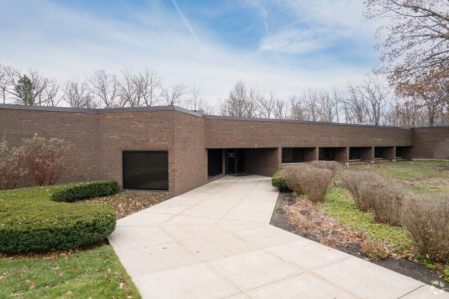 2401 Waukegan Rd, Bannockburn, IL for lease - Building Photo - Image 1 of 12