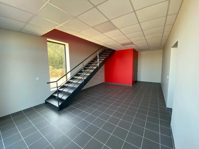 Flex in Marignane for sale - Building Photo - Image 2 of 10