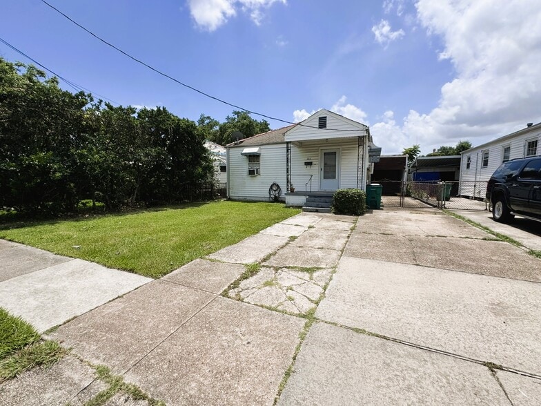 304 Clearview Pky, Metairie, LA for sale - Building Photo - Image 2 of 15