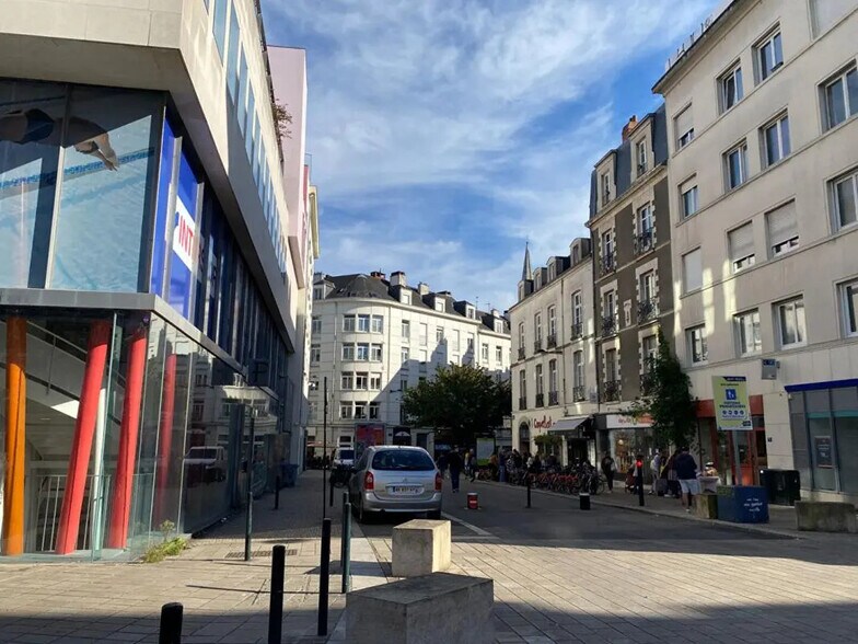 Retail in Nantes for lease - Building Photo - Image 3 of 8