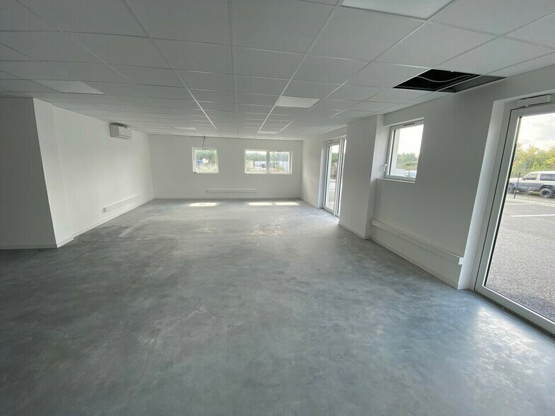 Office in Mios for lease - Interior Photo - Image 2 of 8