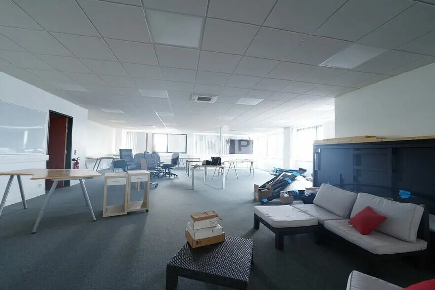 Office in Cailloux-sur-Fontaines for lease - Interior Photo - Image 3 of 9