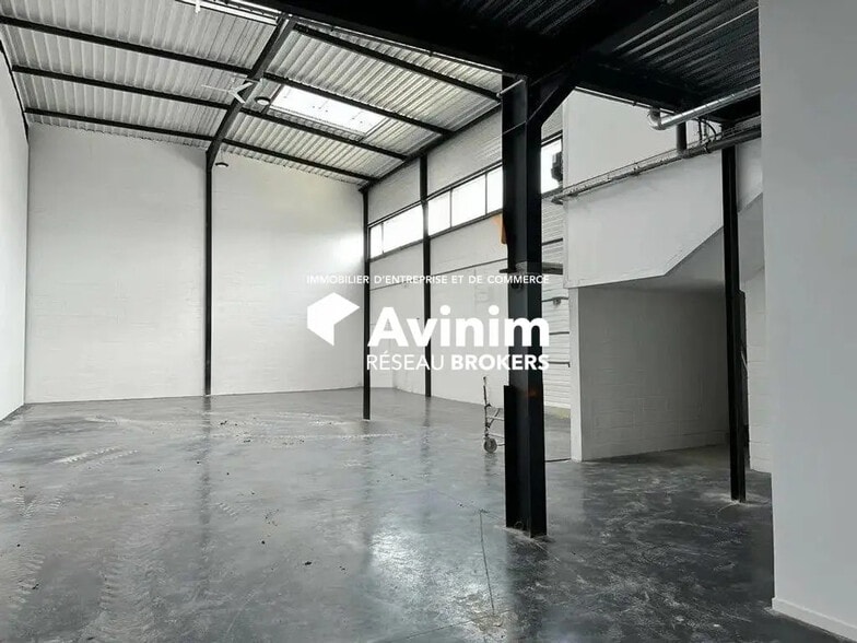 Industrial in Courtry for sale - Interior Photo - Image 1 of 5