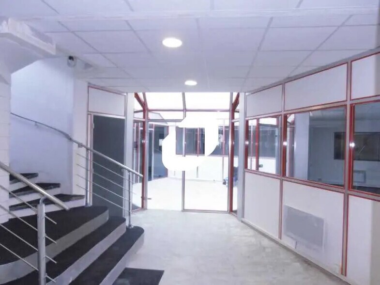 Flex in Voisins-le-Bretonneux for lease - Interior Photo - Image 1 of 10