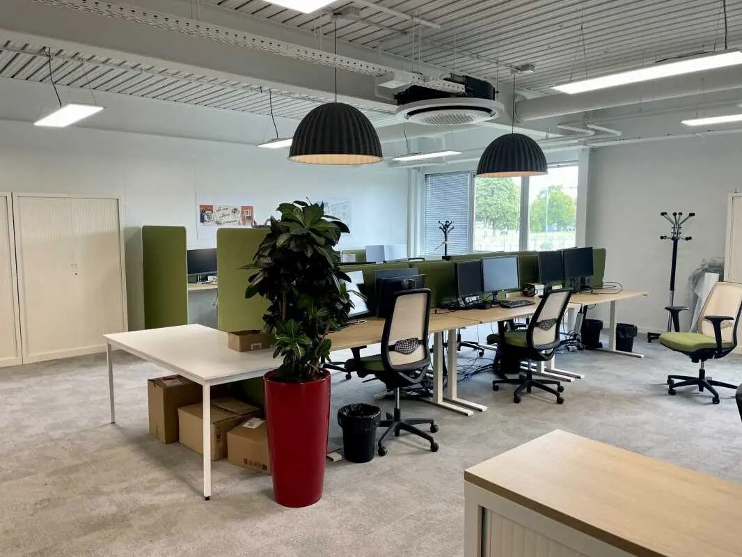 Office in Senlis for lease Building Photo- Image 1 of 15