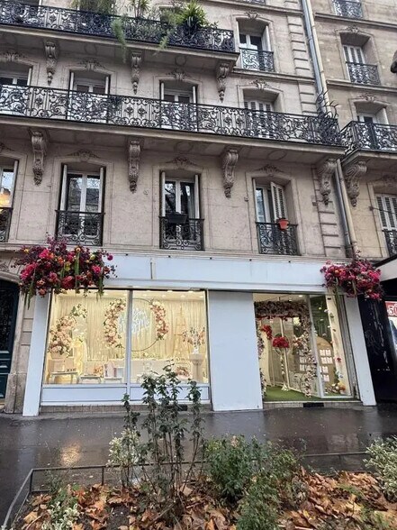 Retail in Paris for lease - Building Photo - Image 1 of 11