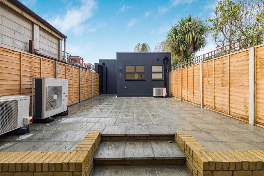 196 Kent House Rd, Beckenham for lease - Primary Photo - Image 1 of 1