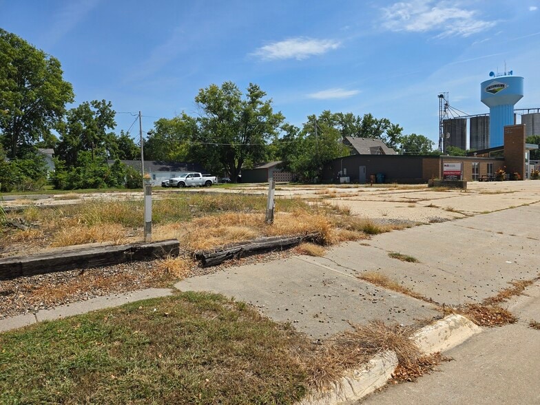211 Center Ave N, Mitchellville, IA for lease - Building Photo - Image 3 of 18