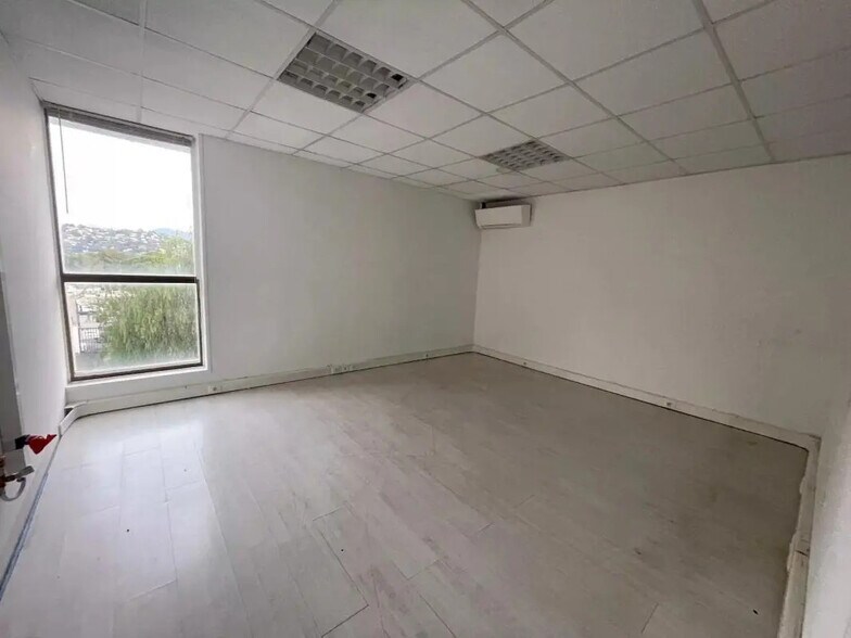 Office in Le Cannet for lease - Interior Photo - Image 3 of 21