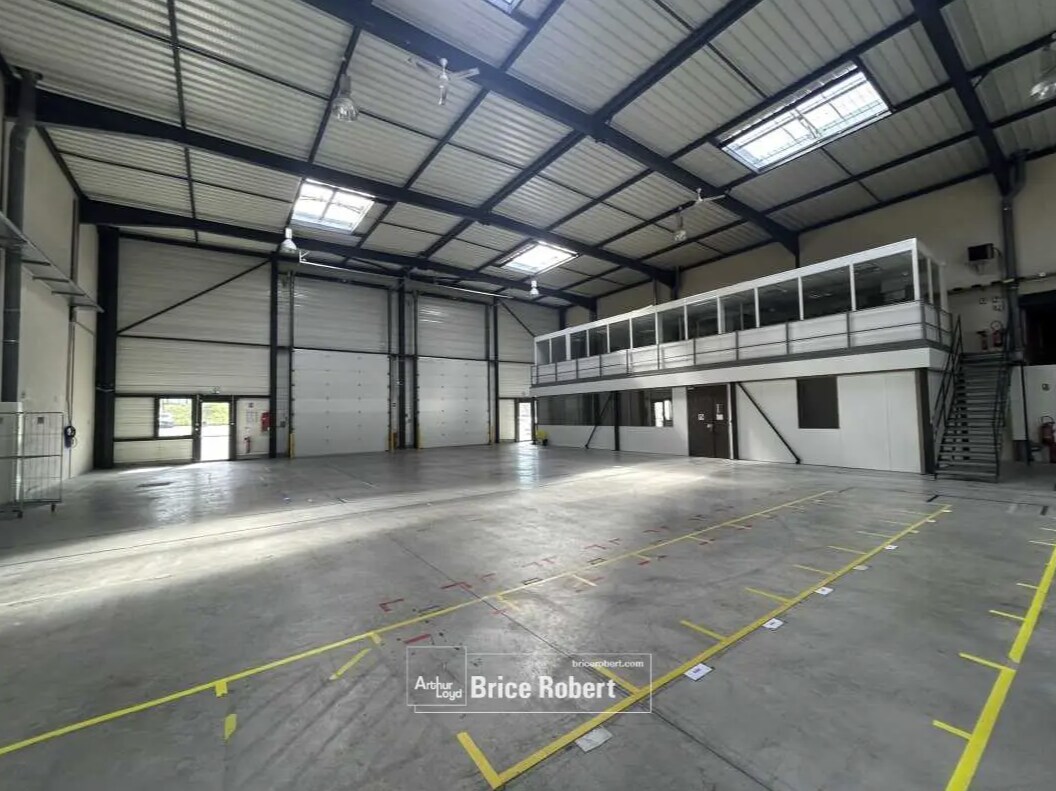 Flex in Saint-Priest for lease Interior Photo- Image 1 of 13