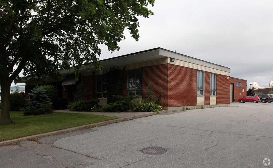 26 Meteor Dr, Toronto, ON for sale - Primary Photo - Image 1 of 1