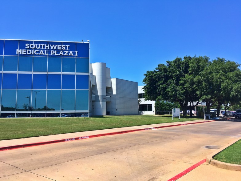 7100 Oakmont Blvd, Fort Worth, TX for lease - Building Photo - Image 1 of 3