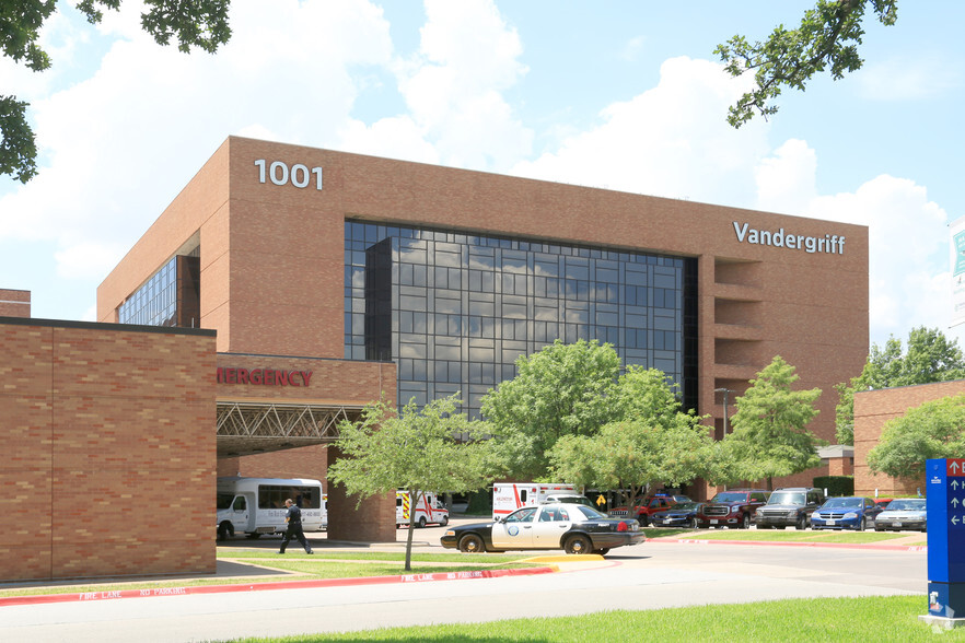 1001 N Waldrop Dr, Arlington, TX for lease - Building Photo - Image 1 of 4