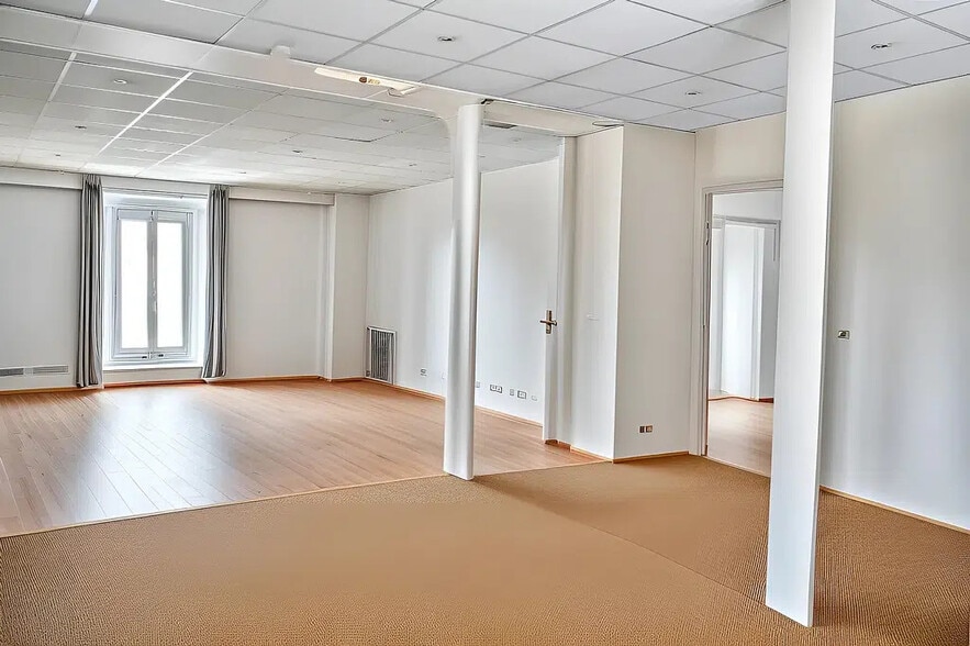 Office in Paris for lease - Interior Photo - Image 2 of 6