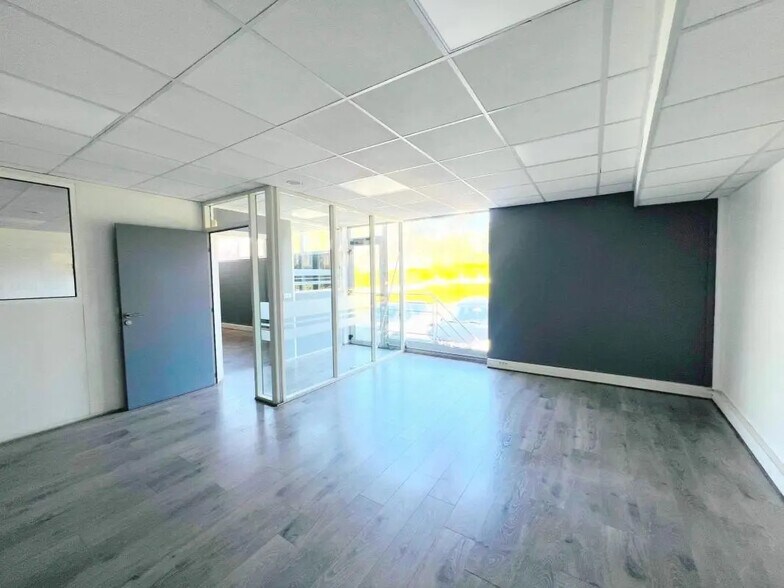 Office in Maule for lease - Interior Photo - Image 2 of 6