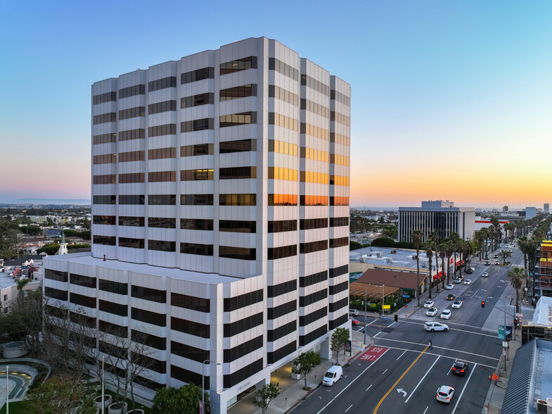 12424 Wilshire Blvd, Los Angeles, CA for lease - Building Photo - Image 1 of 28