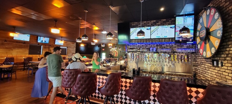 605 Bradford Ave, Kemah, TX for lease - Interior Photo - Image 1 of 9