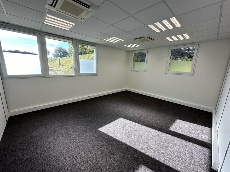 Office in Champigny for lease Interior Photo- Image 1 of 10