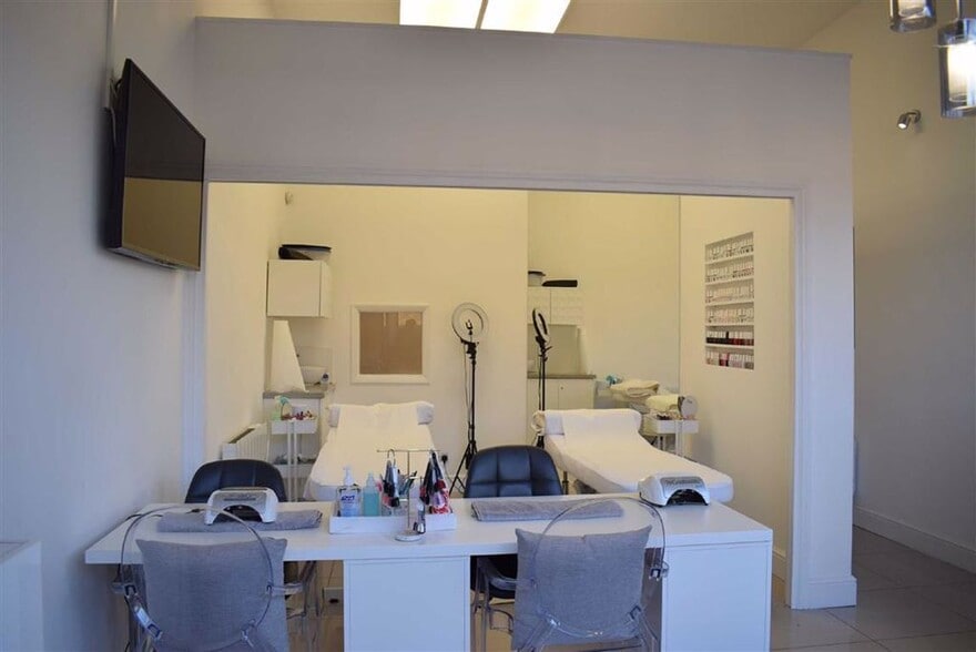 5-5A Forest Rd, Loughton for lease - Building Photo - Image 3 of 11