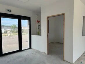 841 Route De Saint-Chamas, Lançon-Provence for lease Interior Photo- Image 2 of 5