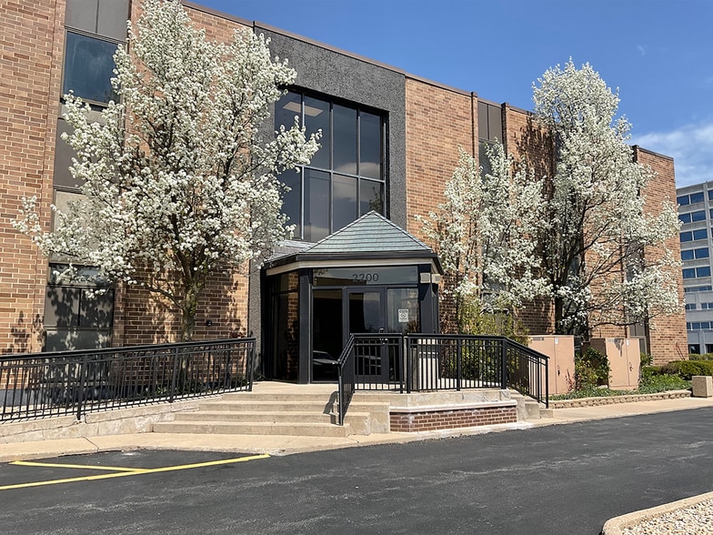 2200 S Main St, Lombard, IL for lease - Building Photo - Image 2 of 3