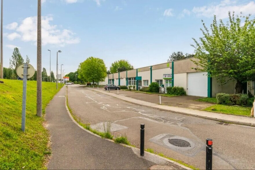 Flex in Trappes for lease - Building Photo - Image 3 of 5
