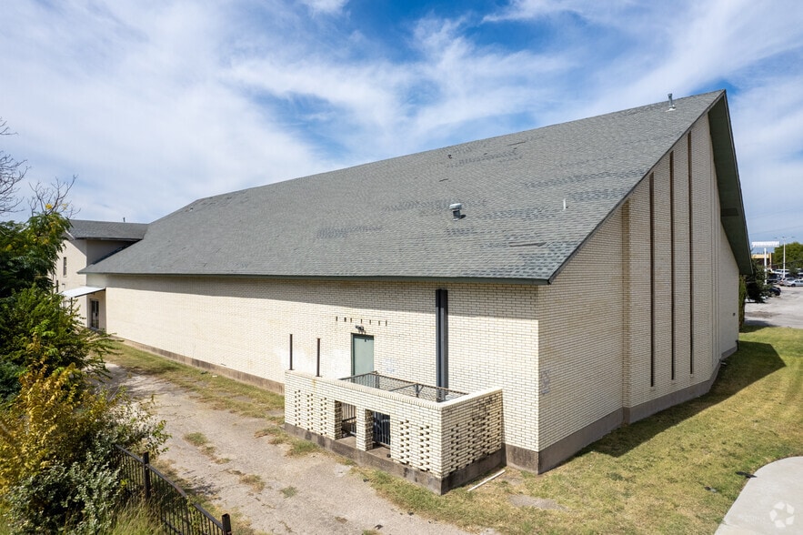 1700 New York Ave, Arlington, TX for lease - Building Photo - Image 2 of 11