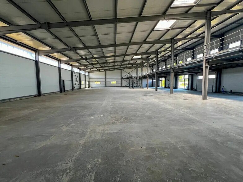 Flex in Taillades for lease - Interior Photo - Image 3 of 9