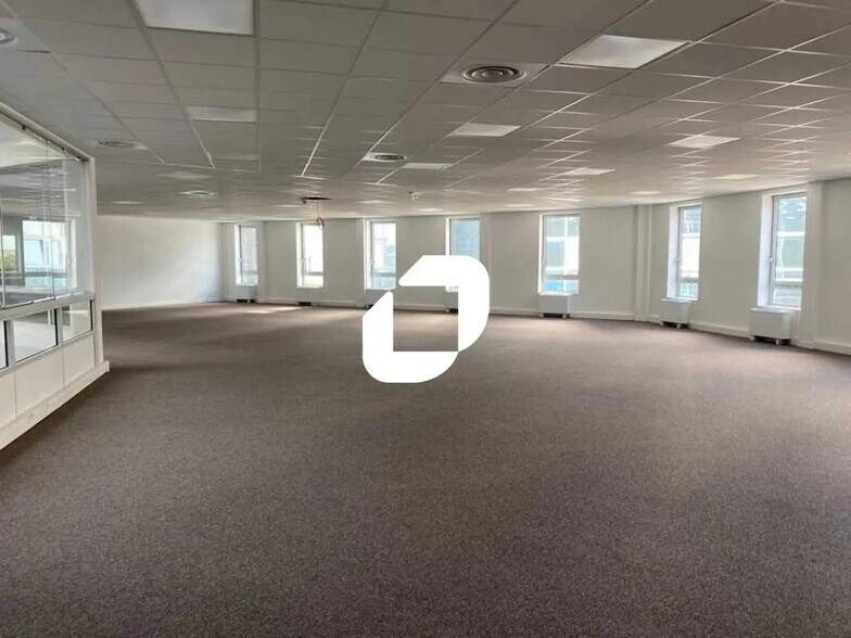 Office in Cergy for lease - Building Photo - Image 3 of 10