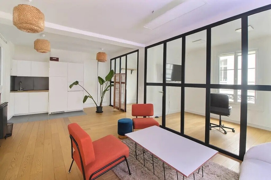132 Rue Du Faubourg Saint-Denis, Paris for sale - Interior Photo - Image 1 of 7