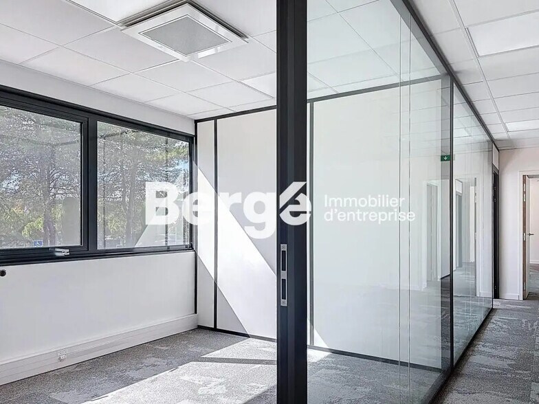 Office in SOPHIA ANTIPOLIS for lease - Interior Photo - Image 3 of 7