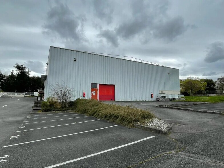 Flex in Franconville for lease - Building Photo - Image 2 of 9