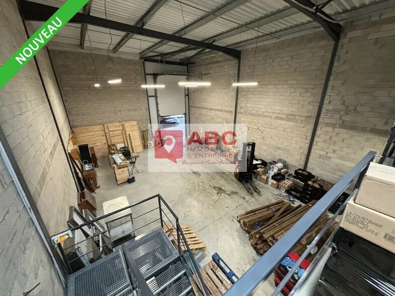 Flex in Valergues for lease - Interior Photo - Image 1 of 3