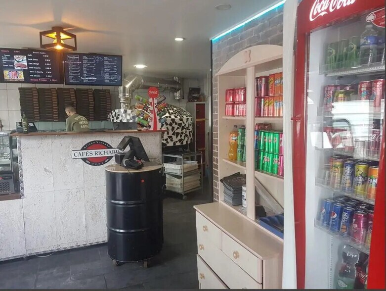 Retail in Saint-Ouen-sur-Seine for sale - Interior Photo - Image 2 of 2