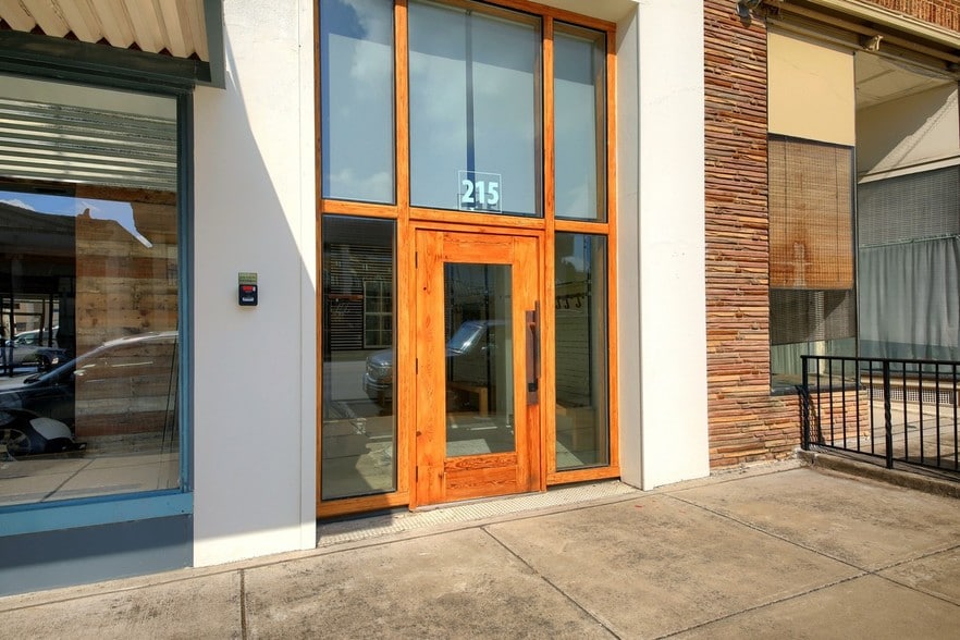 215 N Main St, Taylor, TX for lease - Primary Photo - Image 1 of 9