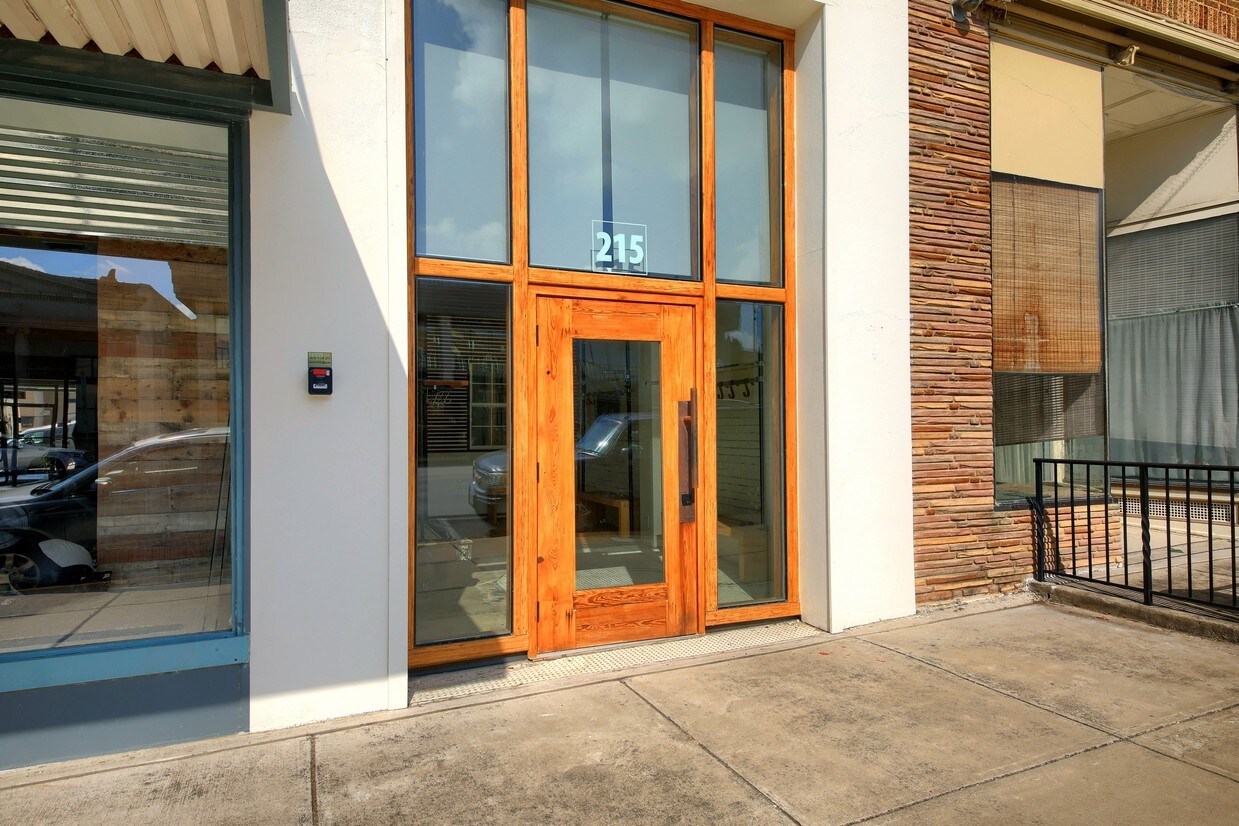 215 N Main St, Taylor, TX for lease Primary Photo- Image 1 of 10