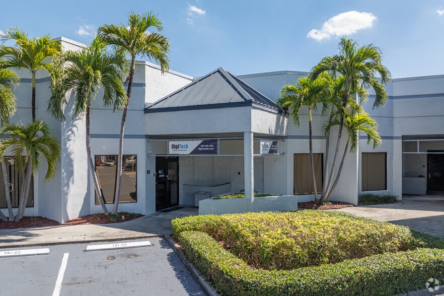 8880 NW 20th St, Doral, FL for lease - Building Photo - Image 1 of 10